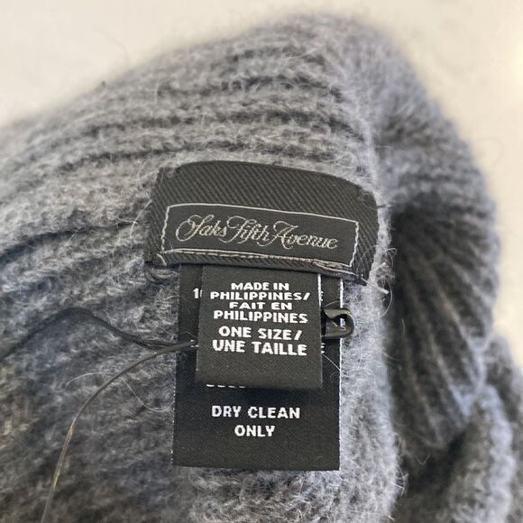 New with Tags, Saks Fifth Avenue Green Pom Pom Beanie Thick Ribbed Warm - Picture 6 of 7